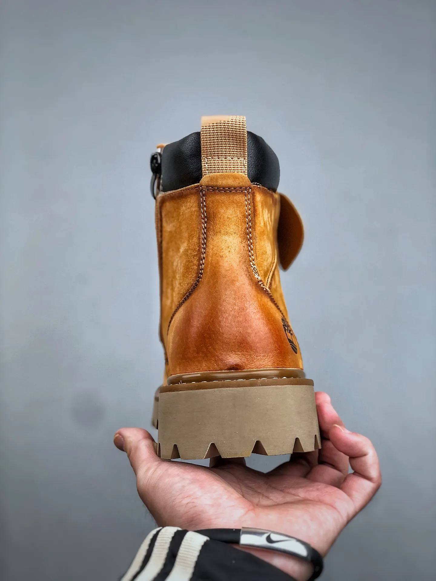 Welfare special price💰480 Timberland Timberland/Timberland new autumn and winter products (plush lining🔥warm and heat-locking) autumn and winter must-have outdoor casual rhubarb boots series #Guangdong Dachang quality original box original packaging fashion trend matching the fabric is made of Italian 🇮🇹 top frosted fine-grained cowhide with anti-odor and anti-corrosion genuine leather latex insoles. The outsole and hardware are all made from raw materials of the original factory. They are the same as the original Goodyear never-opening process. Good products do not kill pigs. The quality of the first order is strictly controlled. Exclusively released on the entire network. There is no doubt about the quality. The whole set of official website unified packaging gives you a perfect wearing experience. The quality is exquisite and durable. A must-have for sportsmen. Specially designed to prevent handsomeness. High-quality and first-class foot feel. Specially used for outdoor cold protection this winter. Daily casual matching. Size: 38 39 40 41 42 43 44 (leather shoe size)